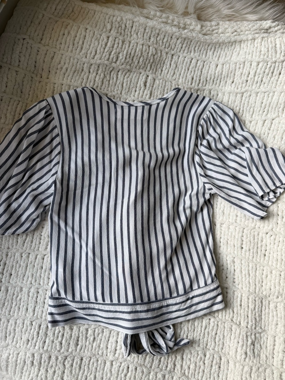 Abercrombie & Fitch Striped Tie-Hem Blouse in White & Blue Size XS - Picture 2 of 3